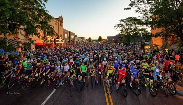 All the Dirty Kanza riders are waiting to start the race!(Picture from The Wichita Eagle) 