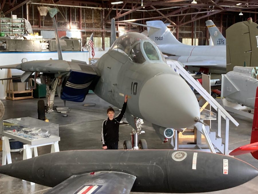 me+in+front+of+an+F-14D+Tomcat