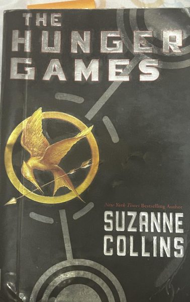Thy booketh “The Hunger Games” by Suzanne Collins