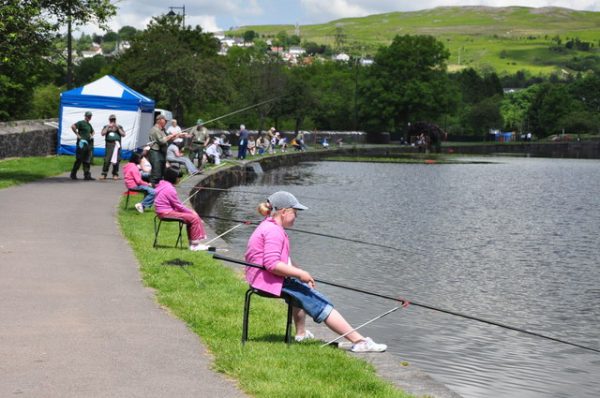 Picture of people in a fishing competition 