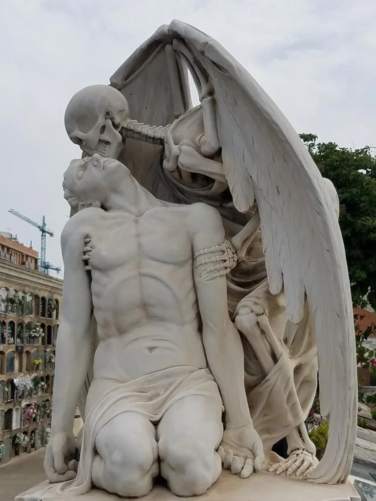 The Kiss Of Death – Eros And Thanatos In A Barcelona Cemetery | 